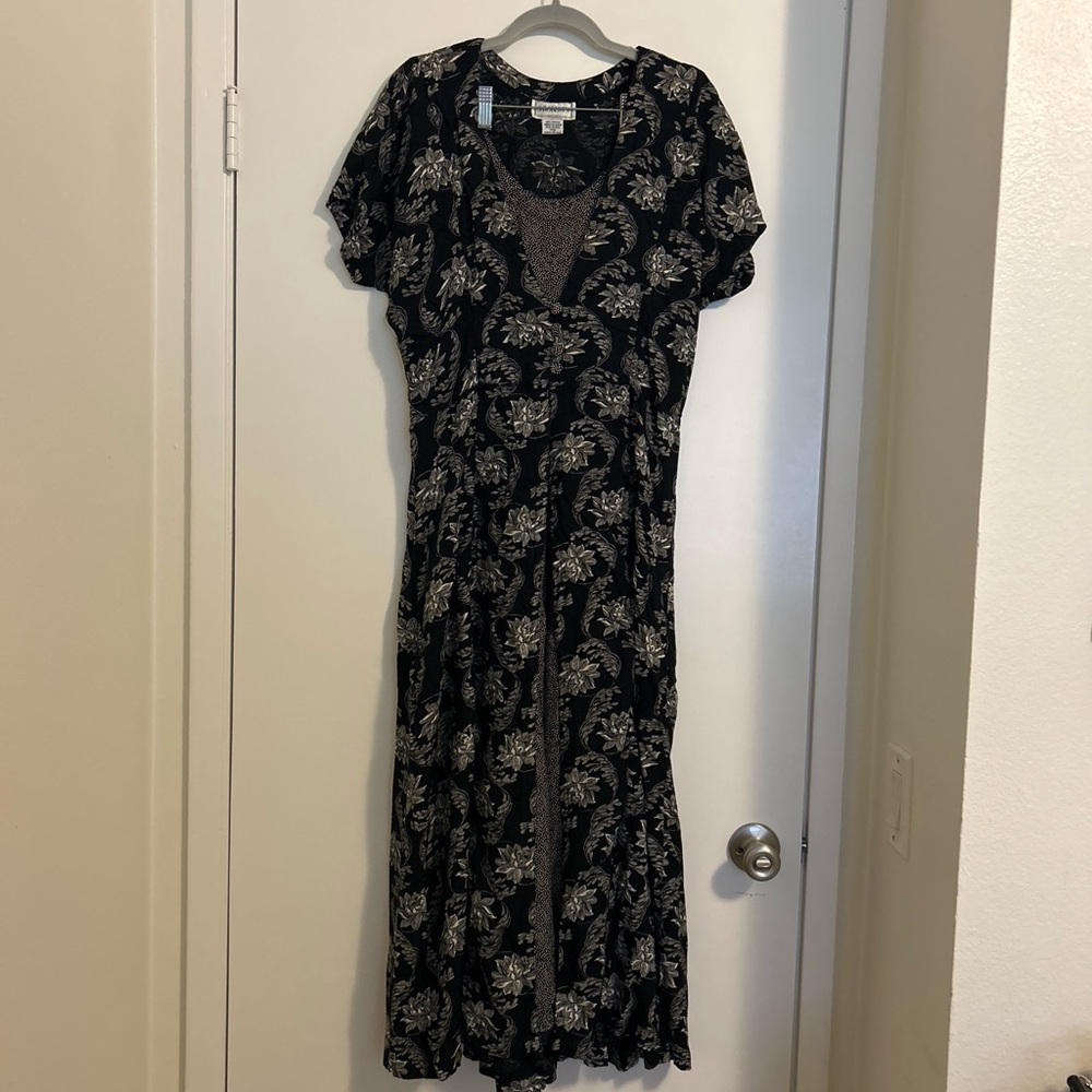 Chic Black and Cream Floral Maxi Dress